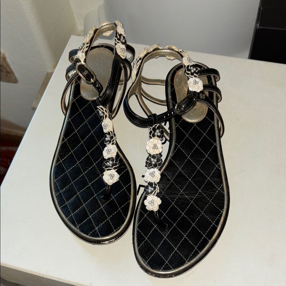 🌺🌸S. O. L. D. ❤️❤️💯Chanel🌸🌺 Chic Black and Cream Quilted Sandals